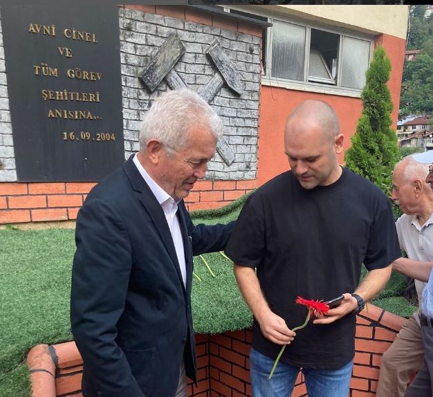 Meslektaşımız Avni CİNEL’in görevi başında katledilişinin 20. yılında; TTK Üzülmez Müessesesi Asma-Dilaver İşletme Müdürlüğü önünde düzenlenen törene Yönetim Kurulu, Ailesi ve çok sayıda meslektaşımız katılmıştır.