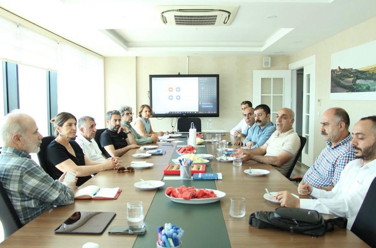 TMMOB Amed il Koordinasyon Kurulu olarak ,Mezopotamya Vakfı’nın yeni yönetimine hayırlı olsun ziyaretinde bulunduk. Görüşmede yapılması planlanan Kürtçe Teknik Terimler Sözlüğü hakkında görüş alışverişinde bulunuldu.(01.07.2025)