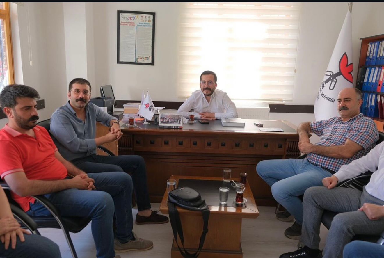 TMMOB Amed İl Koordinasyon Kurulu olarak, İnsan Hakları Derneği’nin yeni yönetim kurulunu ziyaret ettik. İnsan Hakları ve Kent Hakları üzerine görüş alışverişinde bulunduk. Yeni Yönetime başarılar diliyoruz.(01.07.2025)