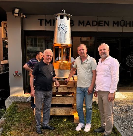 Genel Merkez Önüne “Madenci Feneri” Görseli Kuruldu