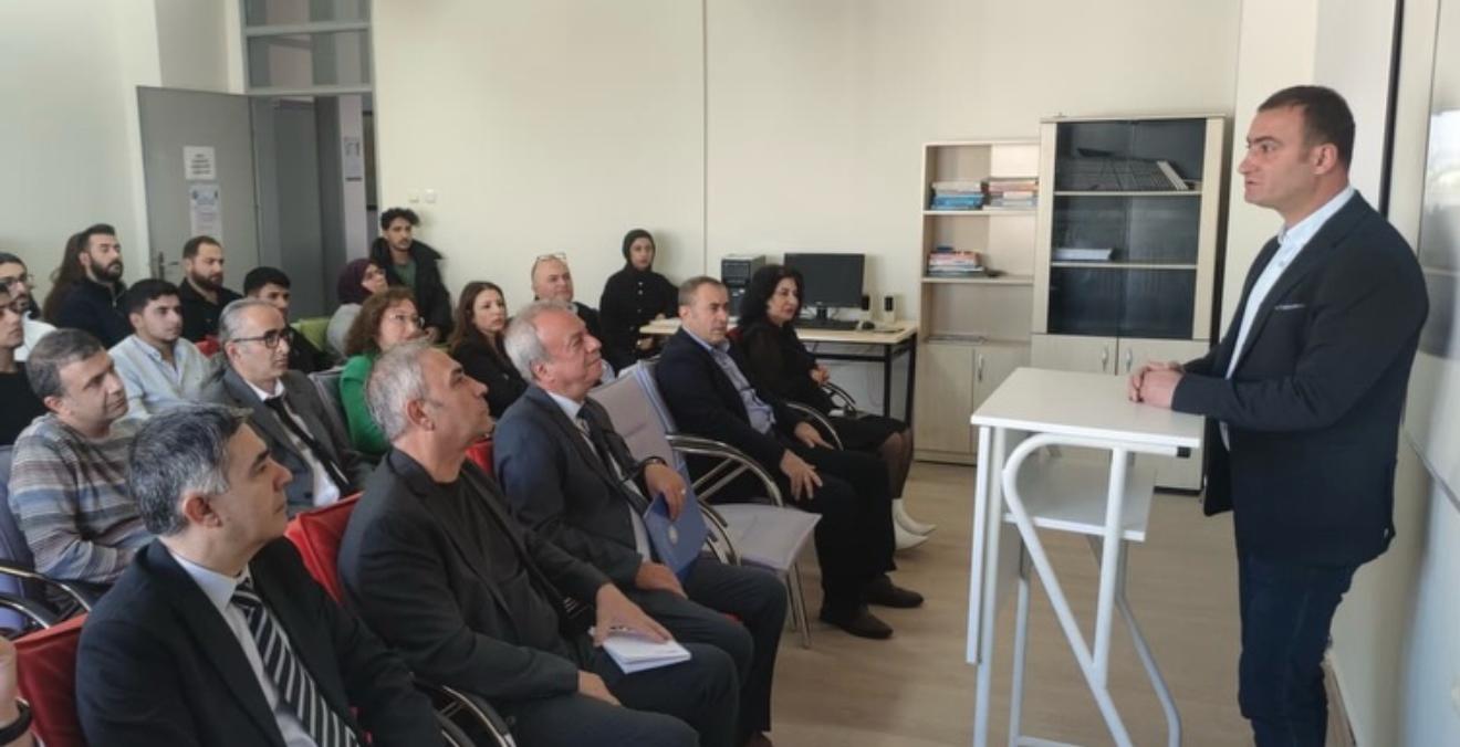 4 ARALIK DÜNYA MADENCİLER GÜNÜ ETKİNLİKLERİ KAPSAMINDA, DİCLE ÜNİVERSİTESİ MADEN MÜHENDİSLİĞİ BÖLÜMÜNÜN GERÇEKLEŞTİRDİĞİ ETKİNLİĞE ŞUBE YÖNETİM KURULU ÜYELERİMİZLE BİRLİKTE KATILIM SAĞLADIK(.4.12.2025)