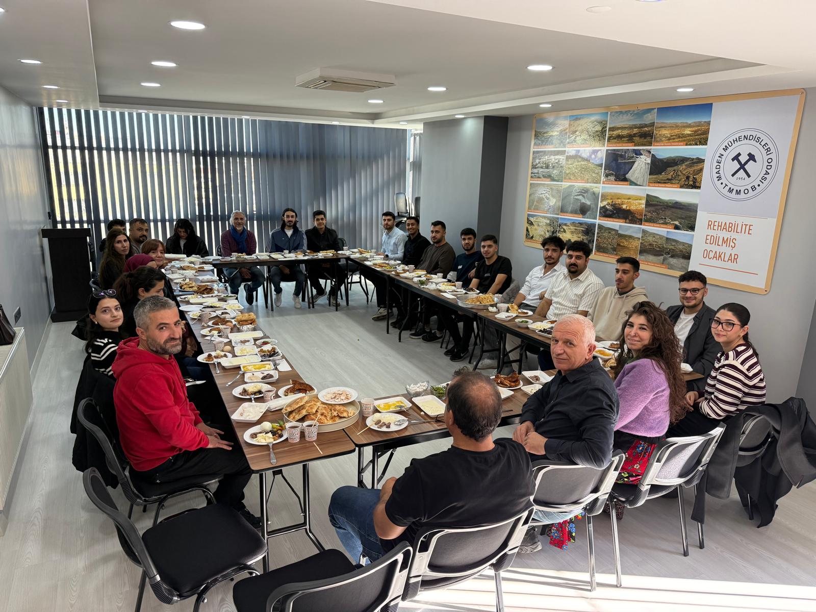 DİCLE ÜNİVERSİTESİ MADEN MÜHENDİSLİĞİ BÖLÜMÜNE YENİ BAŞLAYAN GENÇ MADENCİLERİMİZLE ŞUBEMİZDE KAHVALTI ETKİNLİĞİ DÜZENLEDİK.(13.12.2025)