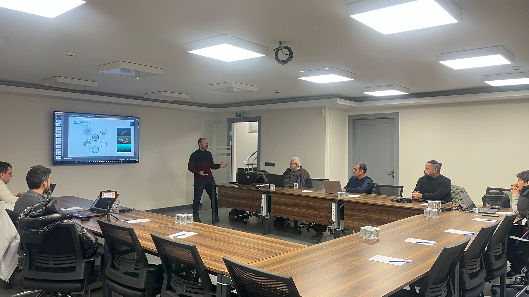 26 - 27 ARALIK 2025 TARİHLERİNDE SÜREKLİ EĞİTİM MERKEZİMİZ TARAFINDAN NETPROMİNE-CEVHER MODELLEME VE OCAK (YERALTI-YERÜSTÜ) PROJELENDİRME EĞİTİMİ GERÇEKLEŞTİRİLMİŞTİR. 