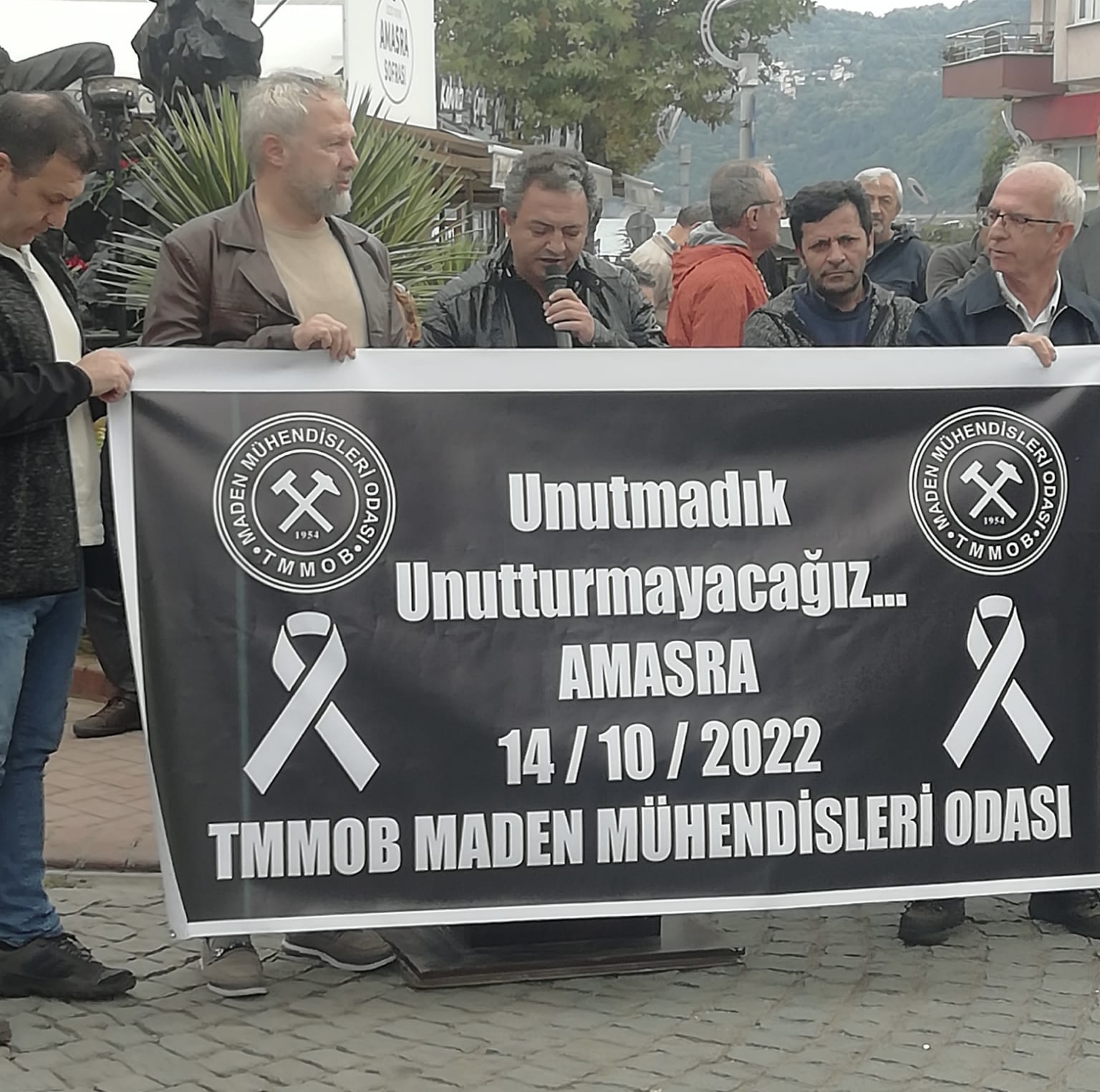 Amasra faciası'nın birinci yılında Odamız Yönetim Kurulu Başkanı Ayhan Yüksel Amasra Maden Şehitleri Anıtı önünde açıklamada bulunmuştur.