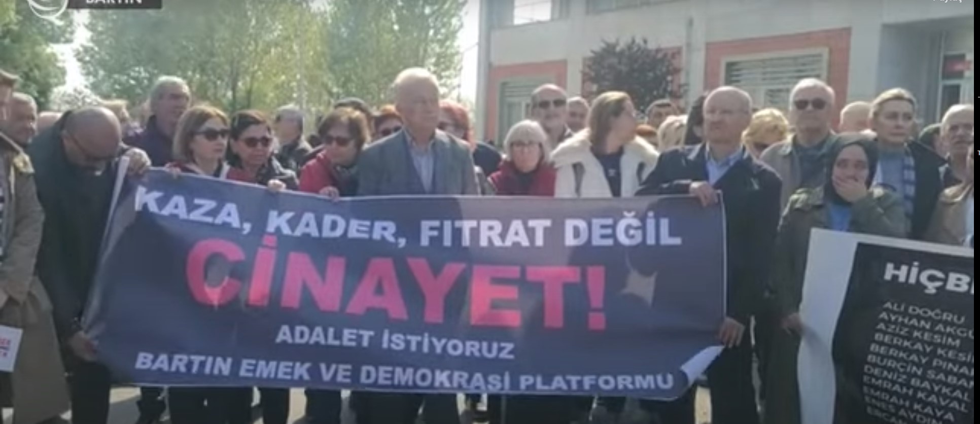 EVRENSEL | 43 madencinin hayatını kaybettiği Amasra maden katliamına dair davanın ilk duruşması, mahkeme koridorunda görüldü.