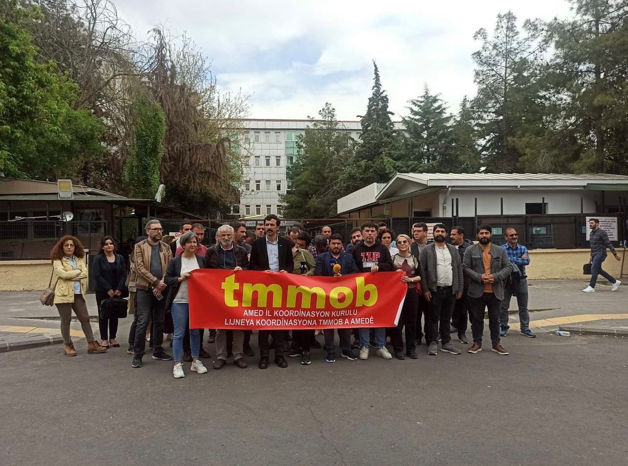 Diyarbakır şube başkanımız Doğan Hatun haksız ve hukuksuz olarak gözaltına alınmıştır.