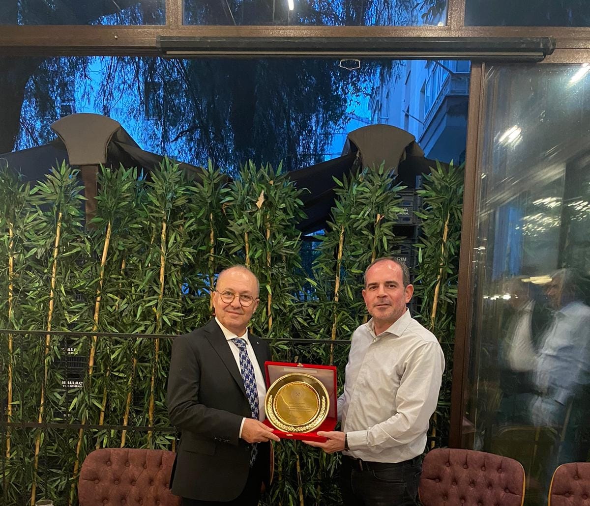 ŞUBE BAŞKANLARI VE YÖNETİM KURULU ÜYELERİMİZE PLAKETLERİNİ TAKDİM ETTİK