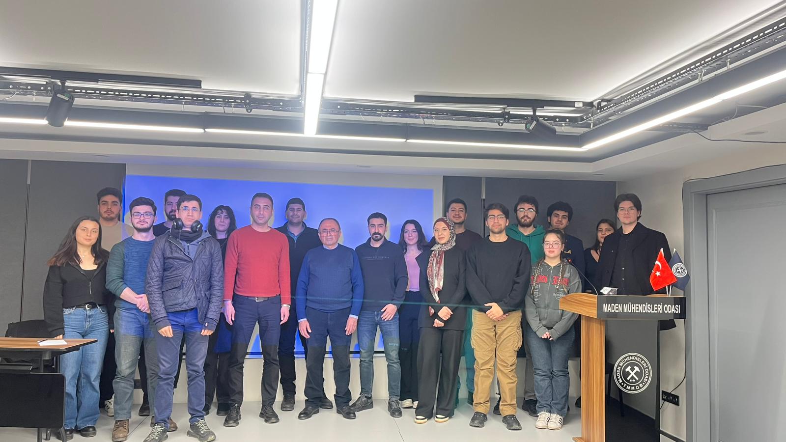 TMMOB MADEN MÜHENDİSLERİ ODASI GENÇ MADENCİ ÖRGÜTLÜLÜĞÜ TARAFINDAN DÜZENLENEN VE RIZA ÖZDEMİR'İN SUNDUĞU "MADEN İŞLETME AÇIK OCAK" KONULU SÖYLEŞİ 26 ARALIK 2025 TARİHİNDE ODA MERKEZİMİZDE GERÇEKLEŞTİRİLMİŞTİR.