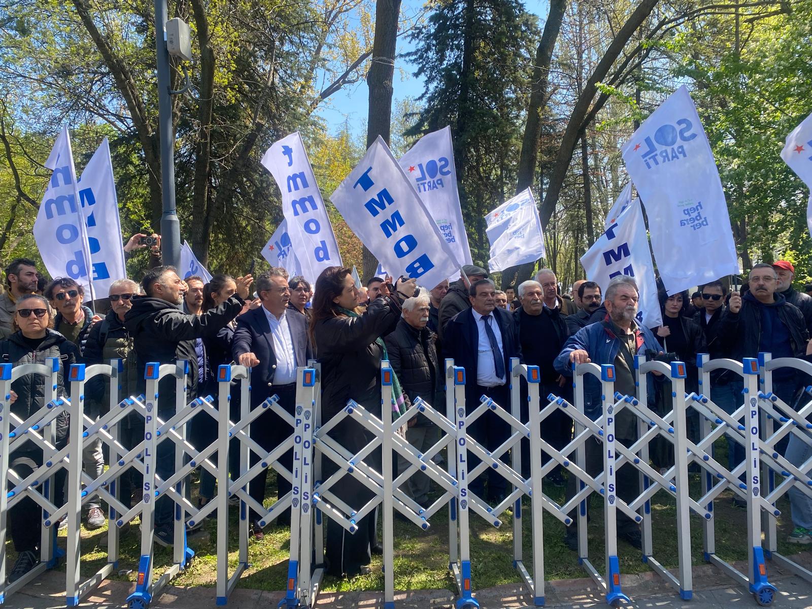 DORUK MADENCİLİK İŞÇİLERİNİN ANKARA KURTULUŞ PARKI’NDA SÜRDÜRDÜĞÜ DİRENİŞ VE AÇLIK GREVİ, TMMOB, BAĞLI ODALAR VE ODAMIZ TARAFINDAN ZİYARET EDİLMİŞ; İŞÇİLERİN HAKLI TALEPLERİNE DESTEK VE DAYANIŞMA GÖSTERİLMİŞTİR.