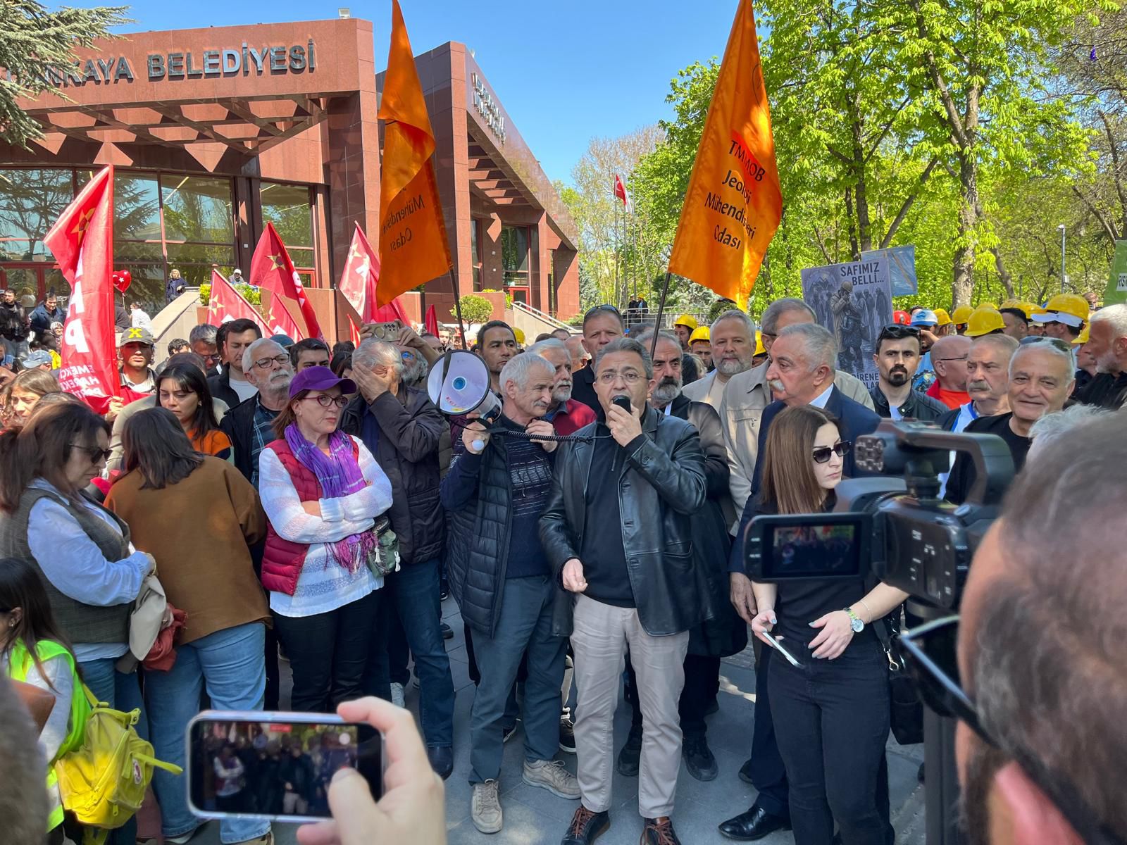 TMMOB MADEN MÜHENDİSLERİ ODASI MERKEZ, ŞUBE YÖNETİMLERİ VE ÜYELERİMİZ, DORUK MADEN İŞÇİLERİNİN KURTULUŞ PARKI’NDA SÜRDÜRMEKTE OLDUKLARI DİRENİŞE DAYANIŞMA İÇERİSİNDE VE DESTEKTE BULUNARAK BARİYERLERİN ÖNÜNDE AÇIKLAMA YAPILMIŞTIR.