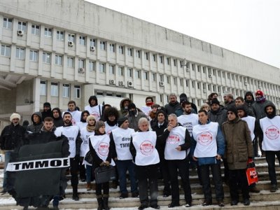 TMMOB ile ilgili torba yasası için Zonguldak Valilik önüne siyah çelenk bırakılarak, basın açıklaması yapıldı.