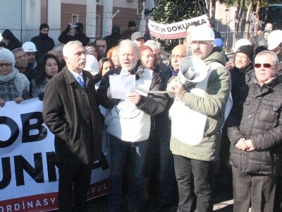 ÇEVRE VE ŞEHİRCİLİK İL MÜDÜRLÜĞÜ ÖNÜNE SİYAH ÇELENK BIRAKILDI. (8.01.2015)