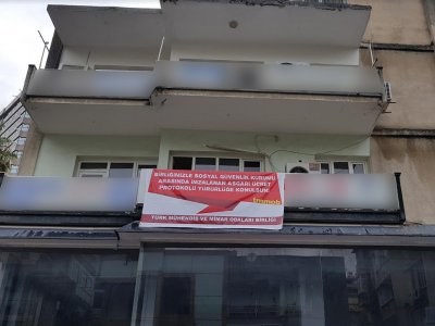 KRİZE KARŞI EMEĞİMİZE, MESLEĞİMİZE, HAKLARIMIZA SAHİP ÇIKIYORUZ! PANKARTI ASTIK (20.12.2018)