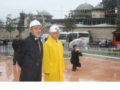4 Aralık Dünya Madenciler Günü`nde Taksim Cumhuriyet Anıtına Çelenk Koyma Töreni Düzenlendi