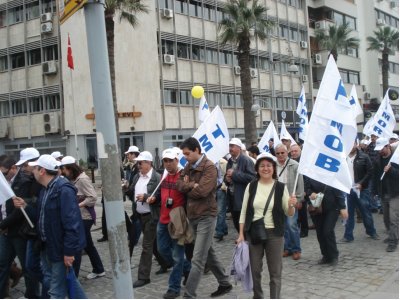 Emeğin birlik, mücadele ve dayanışma günü İzmir`de Gündoğdu Meydanında Kutlandı. (01.05.2011)