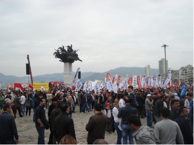 Emeğin birlik, mücadele ve dayanışma günü İzmir`de Gündoğdu Meydanında Kutlandı. (01.05.2011)