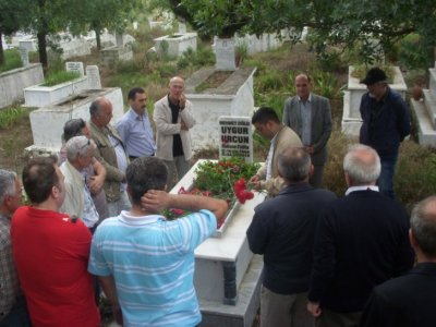 İZMİR ŞUBE BAŞKANLARIMIZDAN UYGUR URCUN ÖLÜMÜNÜN 2. YILINDA ANILDI (24.05.2012)