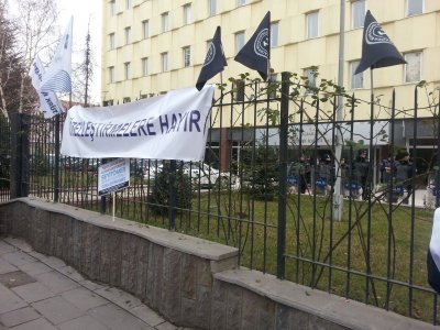 Seyitömer Termik Santralı‘nın kömür sahasıyla birlikte özelleştirilmesine yönelik ihale protesto edildi.
