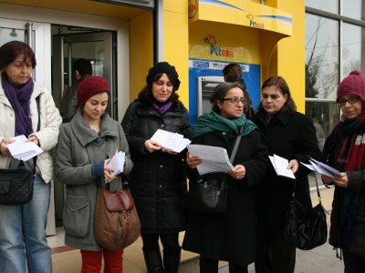 Tutsak kadınlara 8 Mart kartları gönderildi